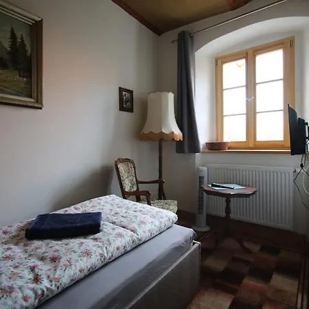 Und Falknerei An Der Alten Schmiede 3*